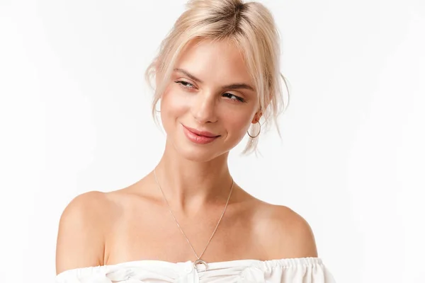 Beeld Van Gelukkige Blonde Vrouw Oorbellen Glimlachen Kijken Opzij Geïsoleerd — Stockfoto
