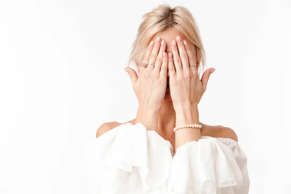 Obrázek Mladé Blondýny Pózující Zakrývající Její Tvář Izolované Přes Bílé — Stock fotografie