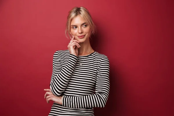 Afbeelding Van Vrolijke Jonge Vrouw Gestreepte Sweater Lachend Opzij Kijkend — Stockfoto