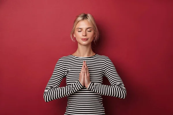 Imagem Bela Jovem Mulher Camisola Listrada Meditando Com Amigos Juntos — Fotografia de Stock