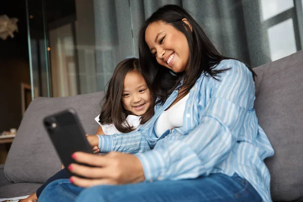 Foto Von Freudigen Schwangeren Asiatischen Frau Mit Ihrer Kleinen Tochter — Stockfoto