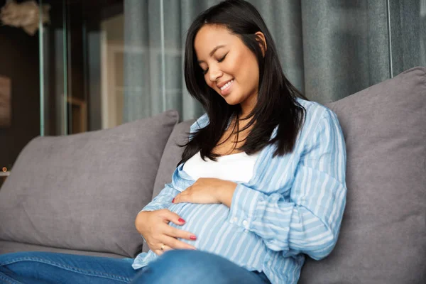 Foto Mujer Asiática Embarazada Feliz Sonriendo Tocando Vientre Mientras Está — Foto de Stock
