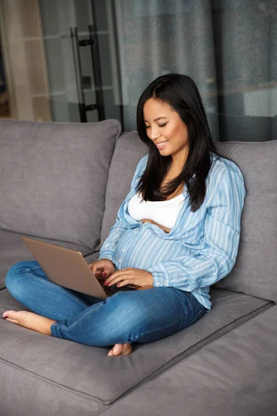 Foto Mujer Asiática Embarazada Feliz Sonriendo Escribiendo Ordenador Portátil Mientras — Foto de Stock