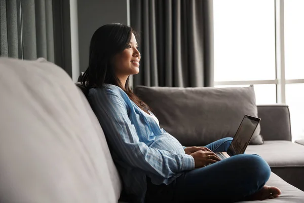 Foto Mujer Asiática Embarazada Feliz Sonriendo Escribiendo Ordenador Portátil Mientras — Foto de Stock