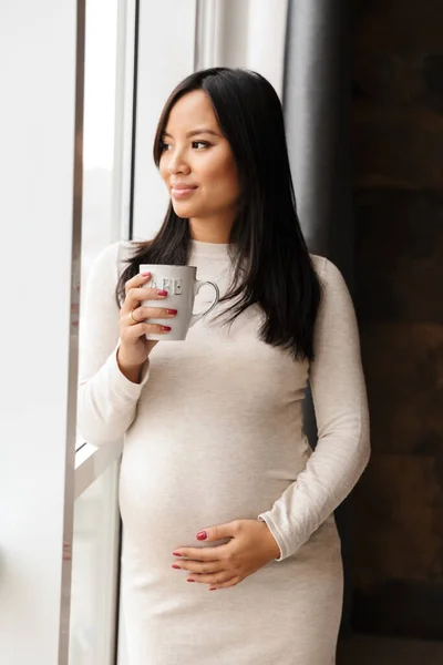 Foto Mujer Asiática Embarazada Feliz Sonriendo Bebiendo Café Mientras Está — Foto de Stock