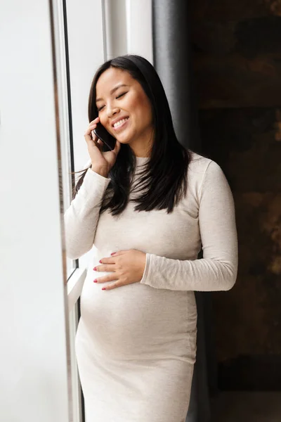 Foto Mujer Asiática Embarazada Feliz Sonriendo Hablando Teléfono Móvil Mientras — Foto de Stock