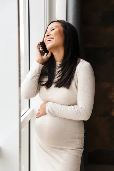 Photo Happy Pregnant Asian Woman Laughing Talking Mobile Phone While — Stock Photo, Image