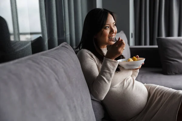 Foto Mujer Asiática Embarazada Complacida Comiendo Ensalada Frutas Mientras Está — Foto de Stock