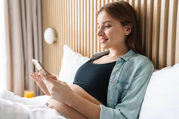Foto Mujer Embarazada Feliz Con Pelo Rojo Sonriendo Usando Teléfono — Foto de Stock