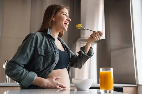 Foto Einer Fröhlichen Schwangeren Mit Roten Haaren Die Lächelt Und — Stockfoto