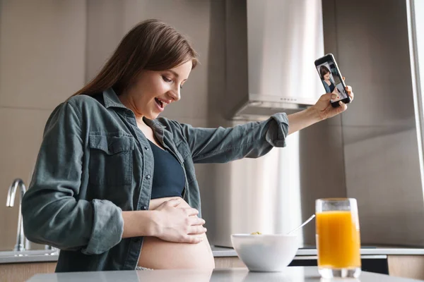 Foto Una Mujer Embarazada Excitada Con Pelo Rojo Tomando Selfie — Foto de Stock
