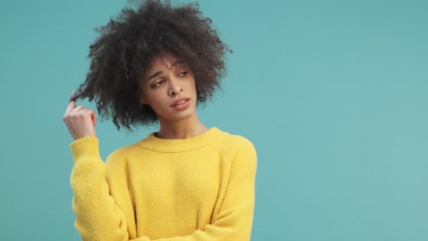 Una Giovane Donna Afroamericana Annoiata Con Capelli Ricci Sta Torcendo — Video Stock