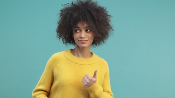 Glad Ung Afrikansk Amerikansk Kvinna Med Lockigt Hår Dansar Isolerad — Stockvideo