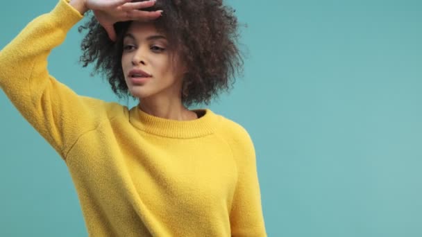 Kıvırcık Saçlı Çekici Bir Afro Amerikan Kadın Stüdyoda Mavi Duvar — Stok video