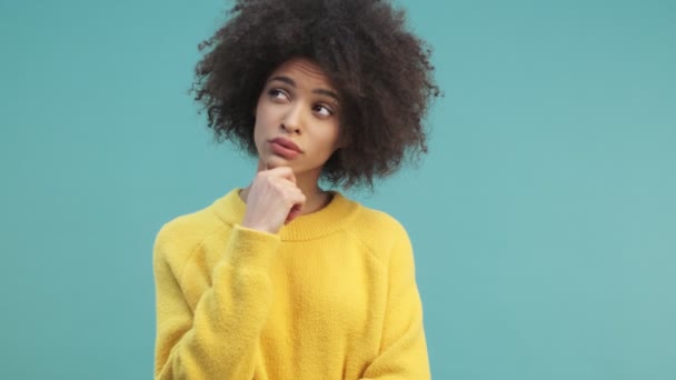 Een Mooie Jonge Afro Amerikaanse Vrouw Met Krullend Haar Denkt — Stockvideo