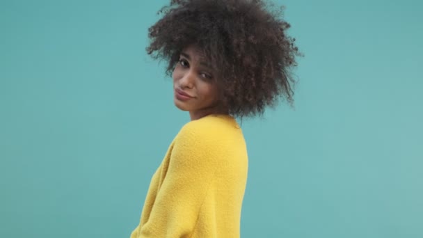Kıvırcık Saçlı Güzel Afro Amerikan Bir Kadın Stüdyoda Mavi Duvar — Stok video