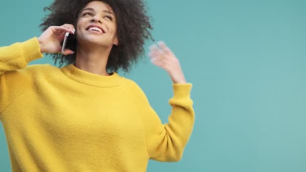 Uma Jovem Afro Americana Feliz Emocional Com Cabelo Encaracolado Está — Vídeo de Stock