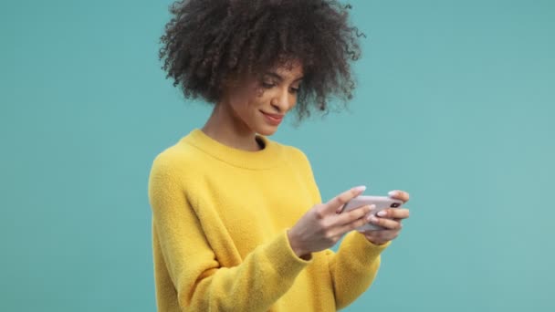 Una Mujer Afroamericana Bastante Joven Positiva Con Pelo Rizado Está — Vídeo de stock