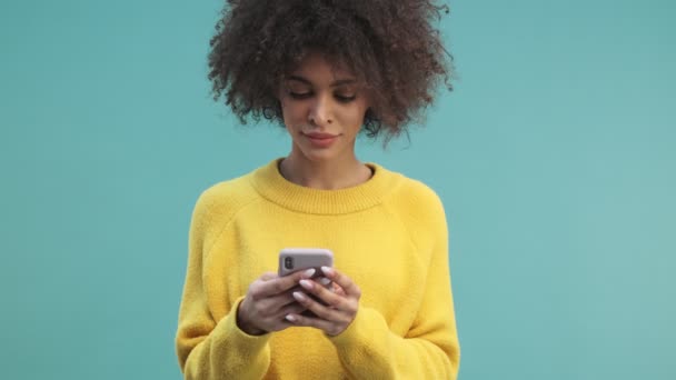 Tânără Africană Americană Calmă Părul Creț Tastează Smartphone Izolată Fundalul — Videoclip de stoc