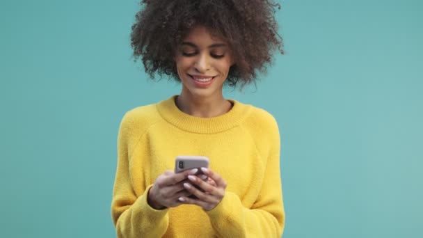 Una Giovane Donna Afroamericana Sorridente Felice Con Capelli Ricci Sta — Video Stock