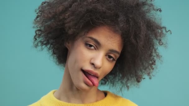 Una Vista Cerca Una Joven Afroamericana Emocional Divertida Muestra Lengua — Vídeos de Stock