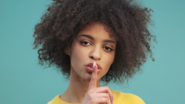 Uma Visão Perto Uma Jovem Mulher Afro Americana Muito Sedutora — Vídeo de Stock