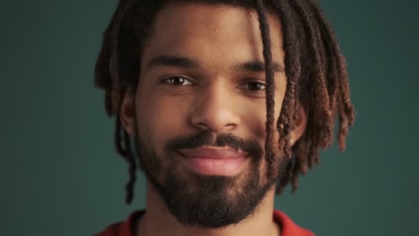 Una Vista Cerca Joven Afroamericano Feliz Está Mirando Cámara Pie — Vídeo de stock
