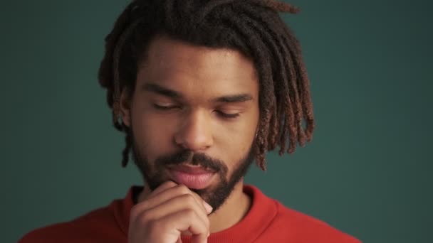 Joven Afroamericano Reflexivo Viene Con Gran Idea Pie Aislado Sobre — Vídeo de stock