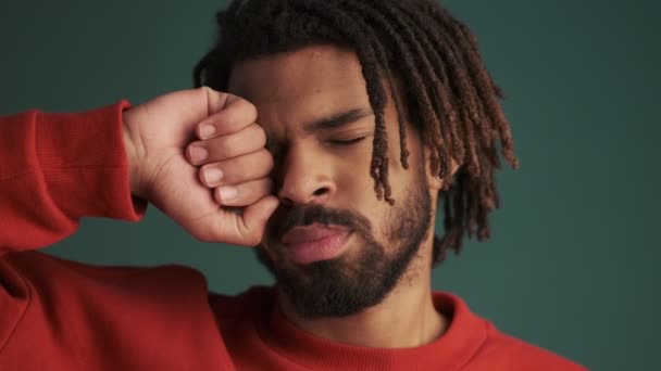 Jeune Homme Afro Américain Heureux Bâille Étire Après Avoir Dormi — Video