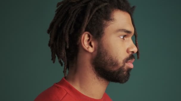 Jovem Afro Americano Sorrindo Está Virando Cabeça Para Câmera Isolado — Vídeo de Stock