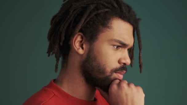 Düşünen Genç Afro Amerikan Bir Adamın Yan Görüntüsü Stüdyodaki Yeşil — Stok video