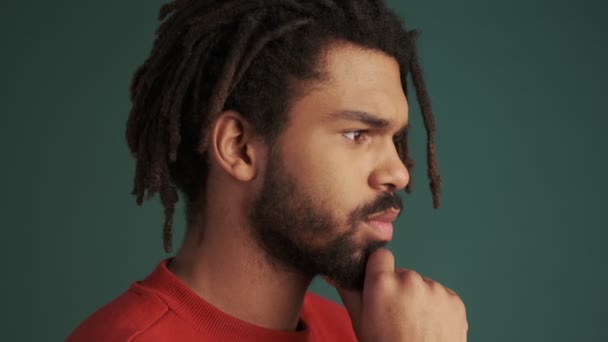 Een Zijaanzicht Van Een Aantrekkelijke Jonge Afro Amerikaanse Man Draait — Stockvideo