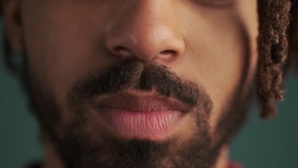 Zbliżenie Przycięty Widok Młodego Afroamerykanina Usta Człowieka Poruszają Się Odizolowane — Wideo stockowe