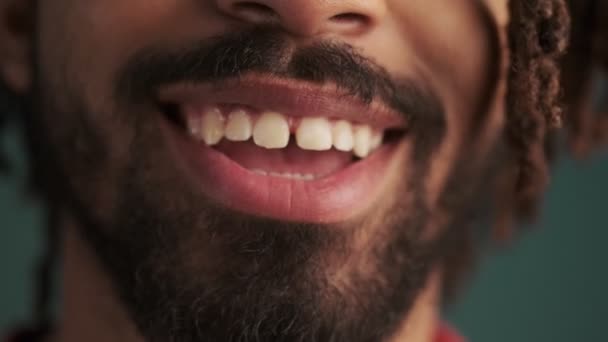 Zbliżenie Przycięty Widok Młodych Afroamerykanów Usta Człowieka Uśmiechają Się Śmieją — Wideo stockowe