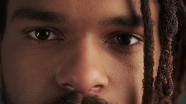 Zblízka Oříznutý Pohled Oči Mladého Afroamerického Muže Otevírají Izolovaně Přes — Stock video