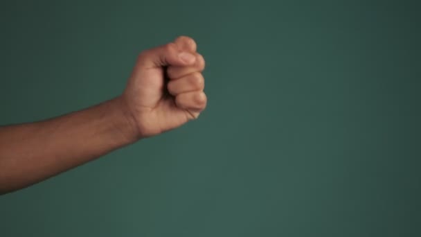 Рука Молодого Афроамериканця Показує Один Два Три Пальці Ізольовані Зеленому — стокове відео
