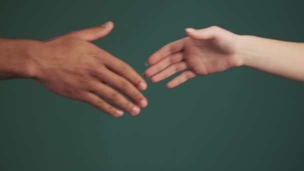 Close View Young Multinational Hands Shaking Isolated Green Wall Background — Stock Video