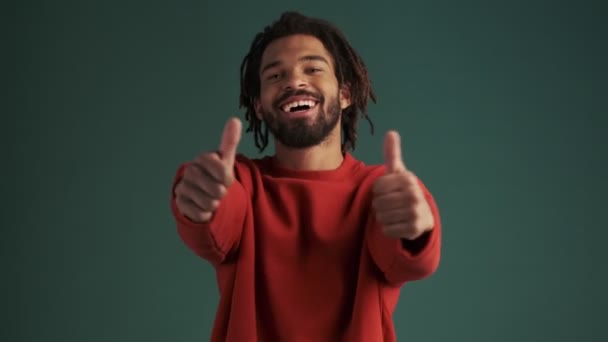 Ein Lächelnder Positiver Junger Afrikanisch Amerikanischer Mann Macht Eine Daumen — Stockvideo