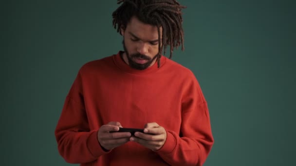 Jovem Afro Americano Focado Está Jogando Jogos Seu Smartphone Fazendo — Vídeo de Stock