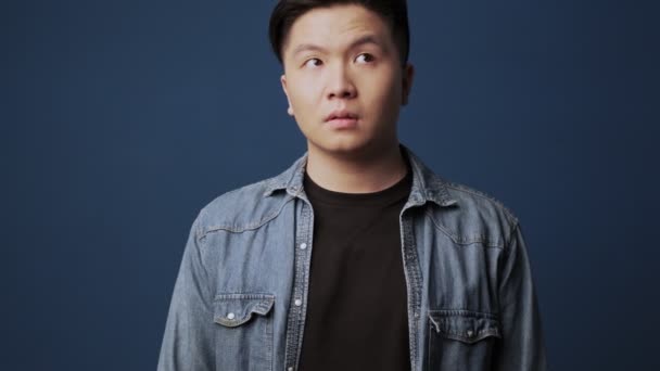 Ein Fröhlicher Junger Asiatischer Mann Lässiger Kleidung Kommt Auf Eine — Stockvideo