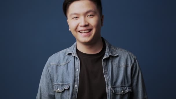 Ein Erfolgreicher Junger Asiatischer Mann Lässiger Kleidung Lacht Und Blickt — Stockvideo