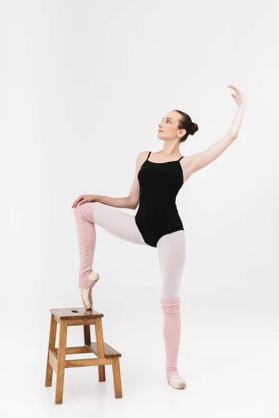 Imagen Una Joven Bailarina Caucásica Estirando Cuerpo Usando Una Silla — Foto de Stock