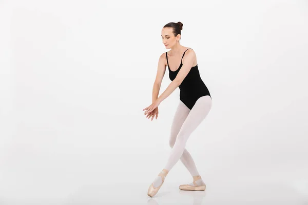 在白墙的背景下 白俄罗斯年轻女芭蕾舞演员优雅地练习和跳舞的形象 — 图库照片
