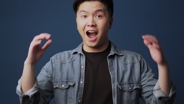 Feliz Emocional Jovem Ásia Homem Vestindo Casual Roupas Fazendo Polegar — Vídeo de Stock