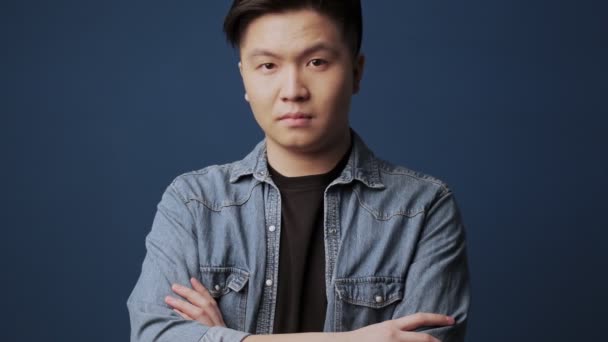 Ein Ernsthafter Junger Asiatischer Mann Lässiger Kleidung Schüttelt Den Kopf — Stockvideo