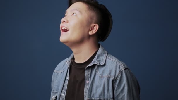 Jovem Asiático Animado Vestindo Roupas Casuais Está Olhando Para Algo — Vídeo de Stock