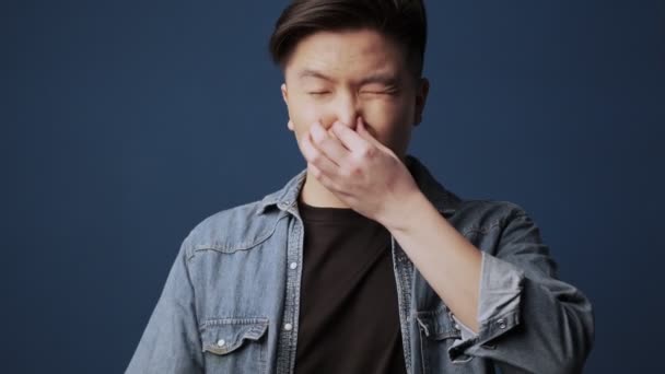 Egy Elégedetlen Fiatal Ázsiai Férfi Visel Alkalmi Ruhák Takarja Orr — Stock videók