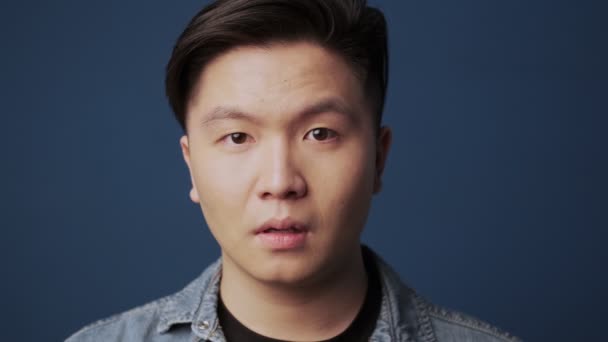 Közeli Kép Egy Jóképű Fiatal Ázsiai Férfi Csinál Egy Titkos — Stock videók