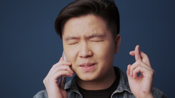Une Vue Rapprochée Jeune Homme Asiatique Émotionnel Parle Téléphone Puis — Video