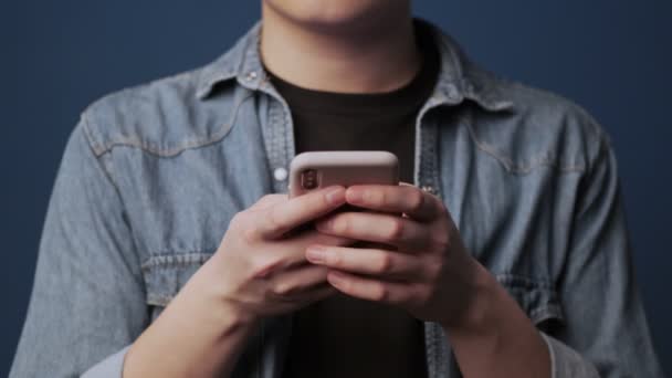 Een Bijgesneden Beeld Van Jonge Aziatische Man Typt Zijn Smartphone — Stockvideo